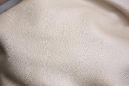 עור סינטטי הוא חומר על בסיס פלסטיק, כמעט בלתי חדיר לחומרים מלכלכים וקל מאוד לניקוי